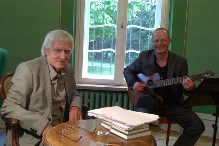 Gitarrenmusik bei einer Lesung mit dem Lyriker Andreas Reimann im froschgrünen Salon